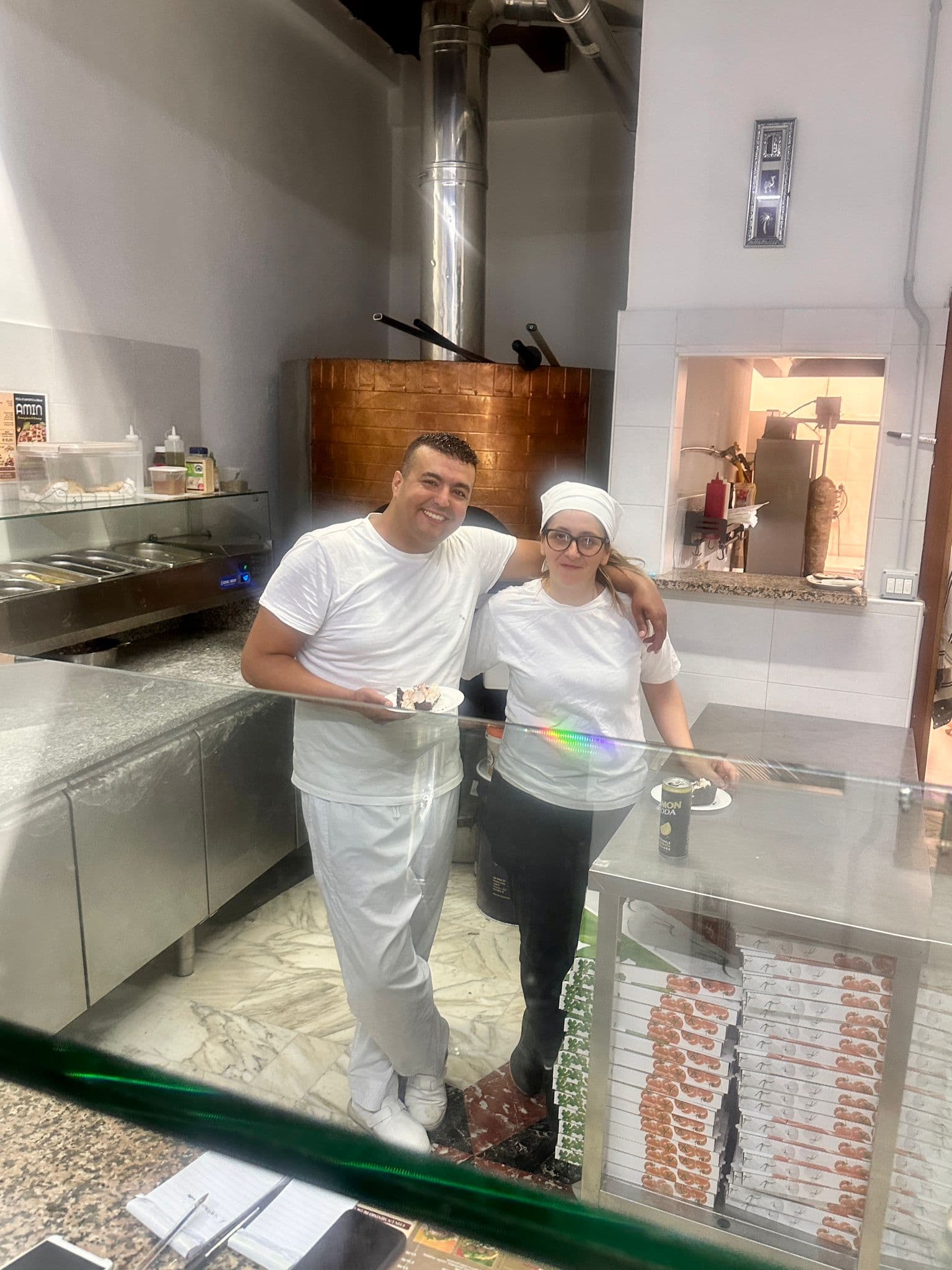 Il team di Pizzeria Amin dietro al bancone
